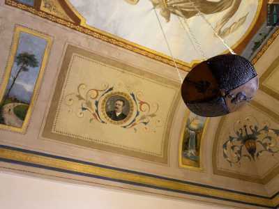 Le altre stanze sono poi decorate con dipinti ad olio ottocenteschi che ne abbelliscono i soffitti. In una, a destra del salone centrale, osserviamo vedute campestri, anfore con fiori e clipei con i ritratti di alcuni componenti dei Lattanzi